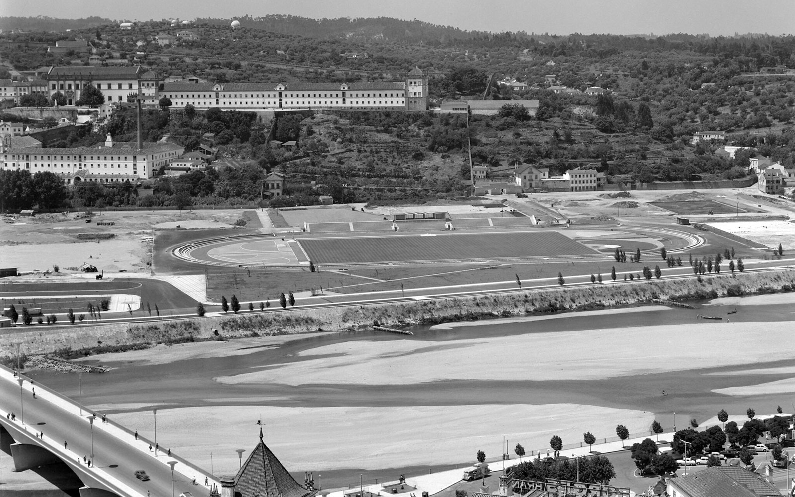 Estádio Universitário de Coimbra, inaugurado em 1963, situado na margem esquerda do rio Mondego.