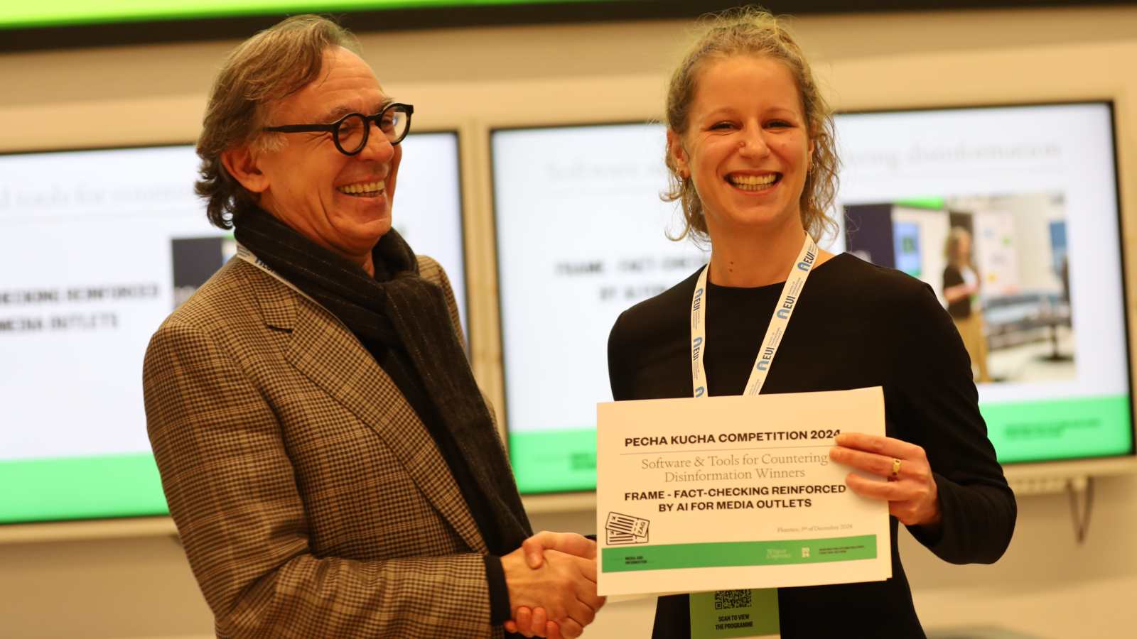 Photo of Les Surligneurs representative receiving the award for the presentation of FRAME project.