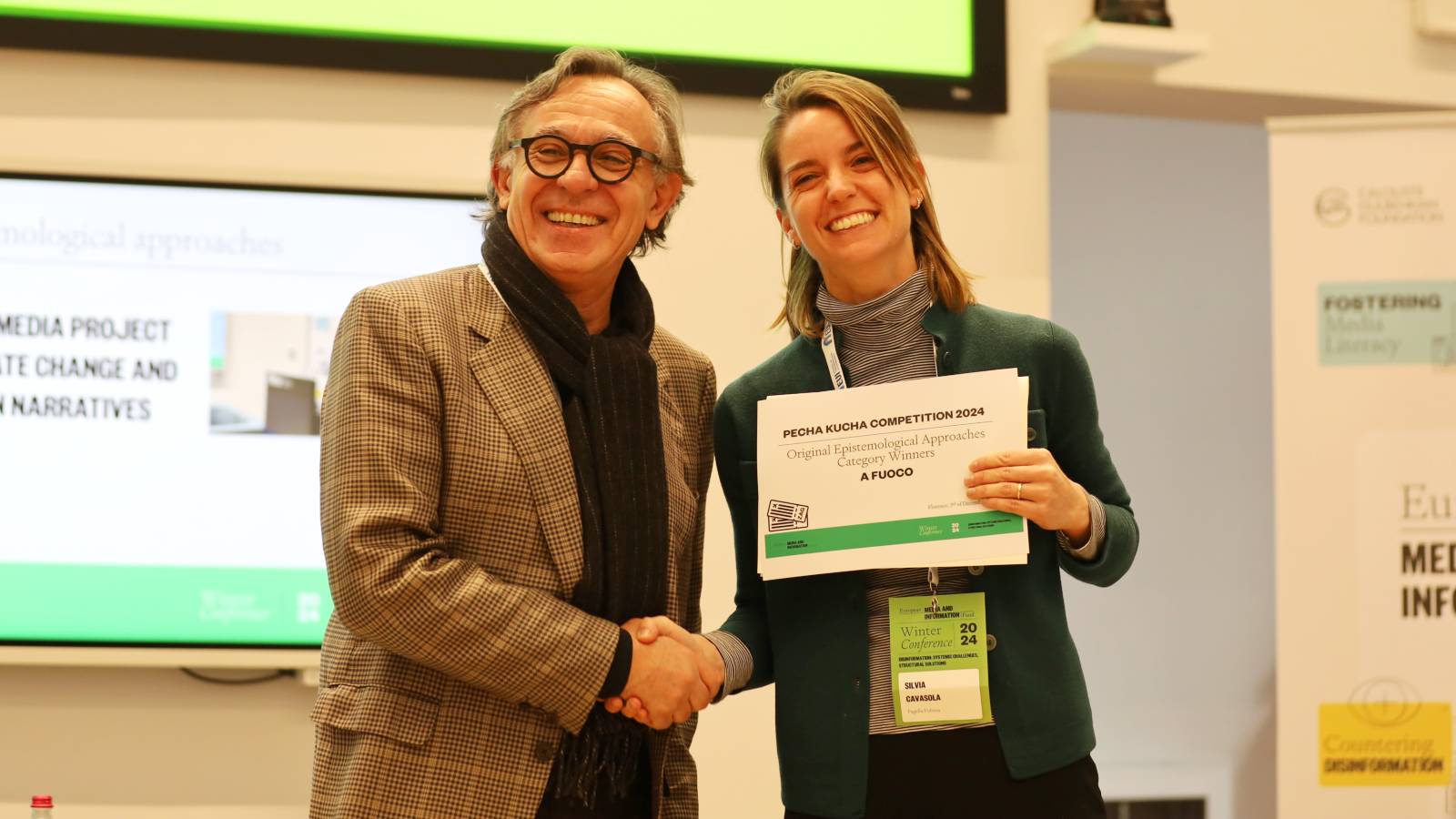 Photo of Facta News representative receiving the award for the presentation of A Fuoco (Hotline) project.