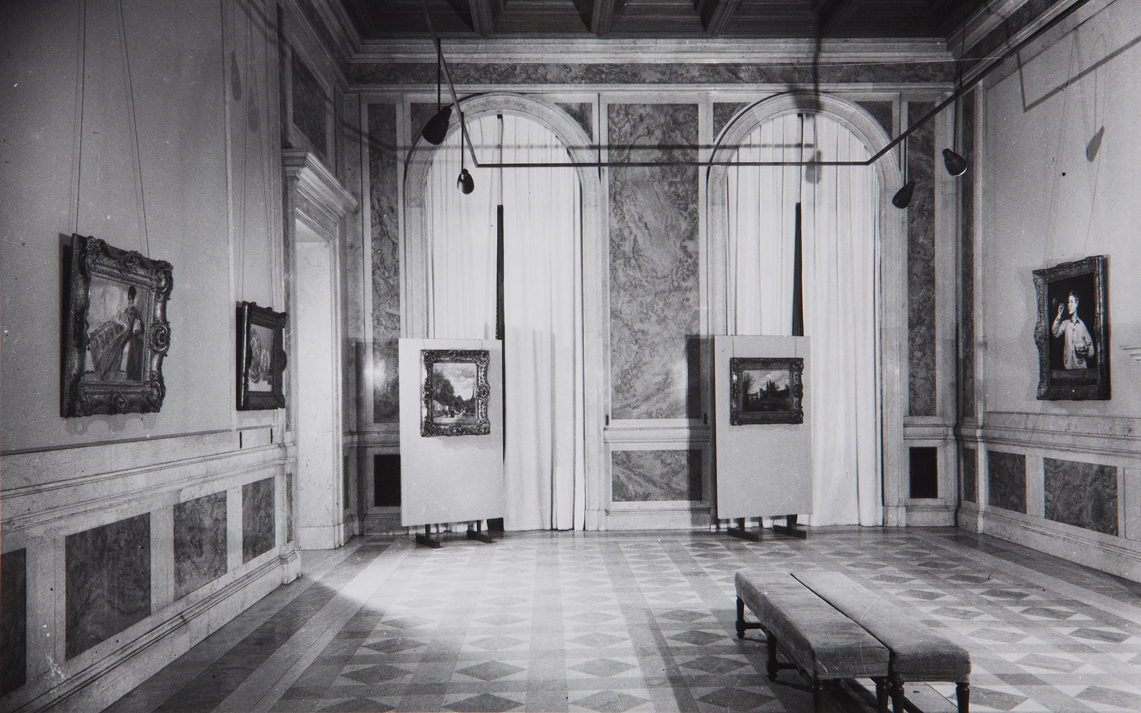 Aspeto da exposição «Tableaux de la Collection Calouste Gulbenkian». Centre Culturel Portugais, Paris, 1960. Arquivos Gulbenkian | ID: 198849