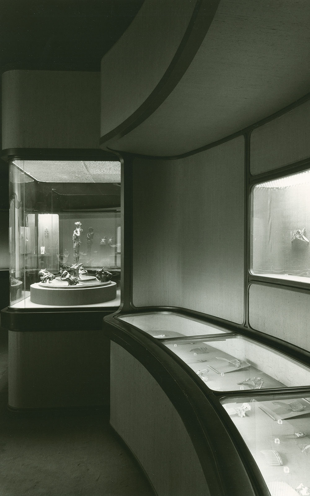 Aspeto da Sala René Lalique. Museu Calouste Gulbenkian, c. 1969. Arquivos Gulbenkian | ID: 234116