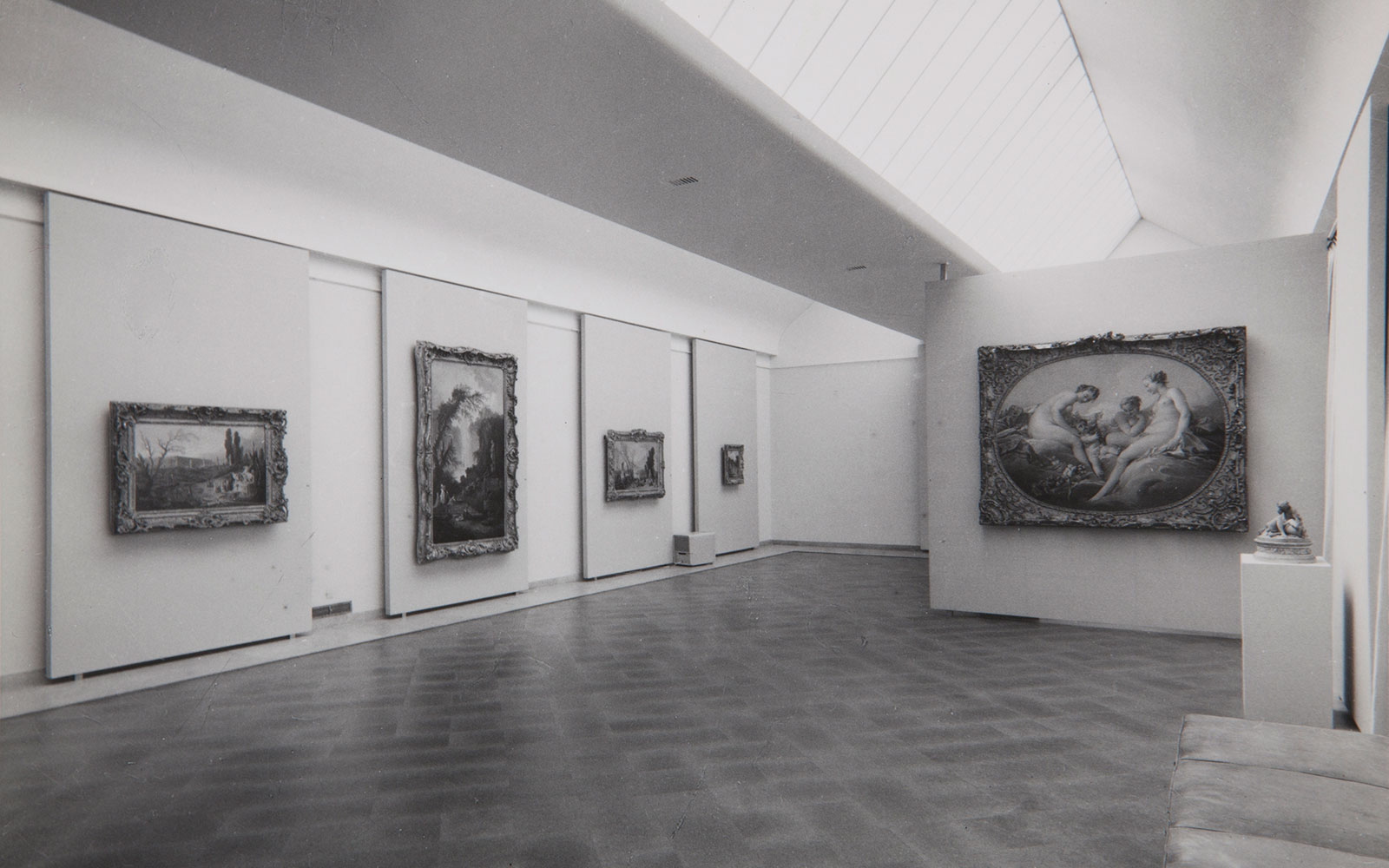 Aspeto da exposição «Artes Plásticas Francesas de Watteau a Renoir». Museu Nacional de Soares dos Reis, Porto, 1964. Arquivos Gulbenkian | ID: 140957