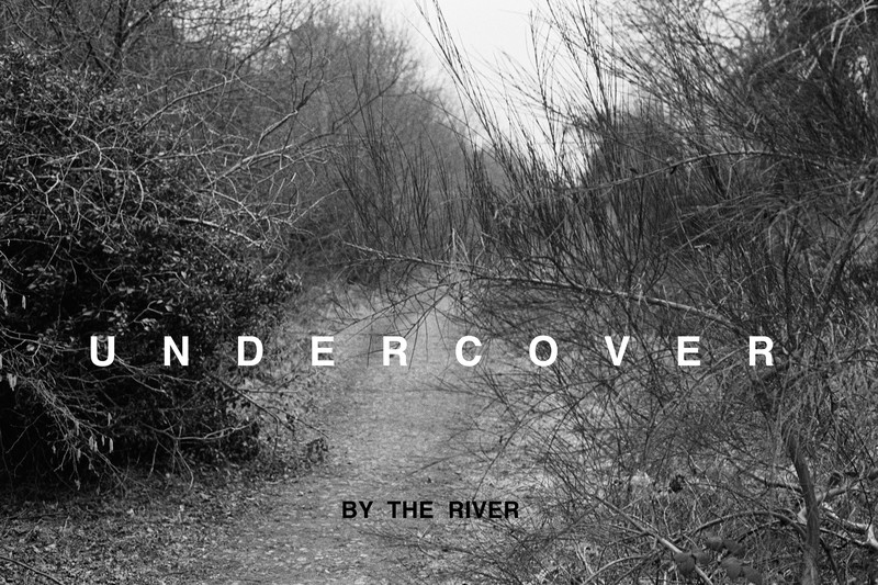 Willie Doherty, “Undercover / Unseen”, 1985. Fotografia a preto-e-branco com texto, montada em alumínio. Coleção Moderna