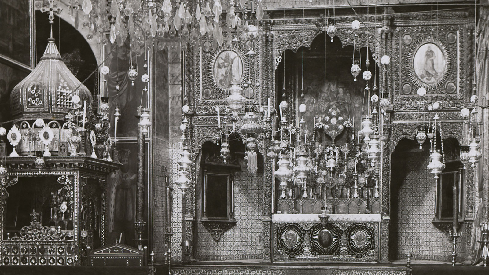 Altar principal da catedral de São Tiago, Jerusalém. Álbum de fotografias de lugares religiosos arménios – Jerusalém e Belém. Arquivos Gulbenkian I04-011.