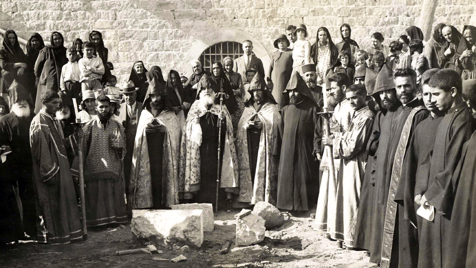 Cerimónia de bênção da primeira pedra da Biblioteca Gulbenkian. Aram Hashadoor, Jerusalém, 1929. Arquivos Gulbenkian F04-02697.
