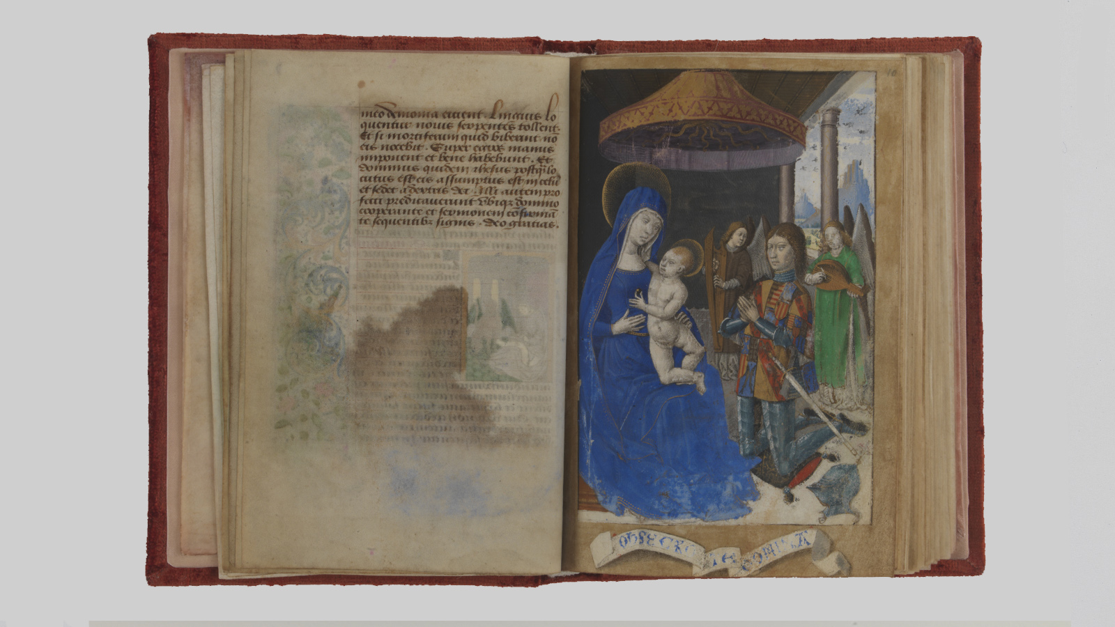 Fig. 6 – Livro de Horas de René II, Duque da Lorena. Pinturas de Mestre François. Paris, c. 1473-1479. Manuscrito sobre pergaminho. Museu Calouste Gulbenkian. Na imagem: Virgem e o Menino com René II, duque da Lorena, ajoelhado, segurando um brasão com as armas de Lorena e Anjou, fol. 10r