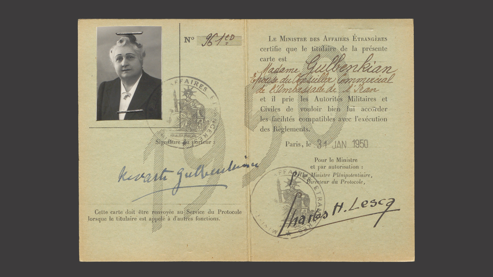 Passaporte diplomático de Nevarte Gulbenkian. França, 31 de janeiro de 1950. Além de cidadania britânica, Nevarte teve um passaporte diplomático como cônjuge do Conselheiro Comercial da Embaixada do Irão em Paris. Arquivos Gulbenkian, PRS 02347.00001.