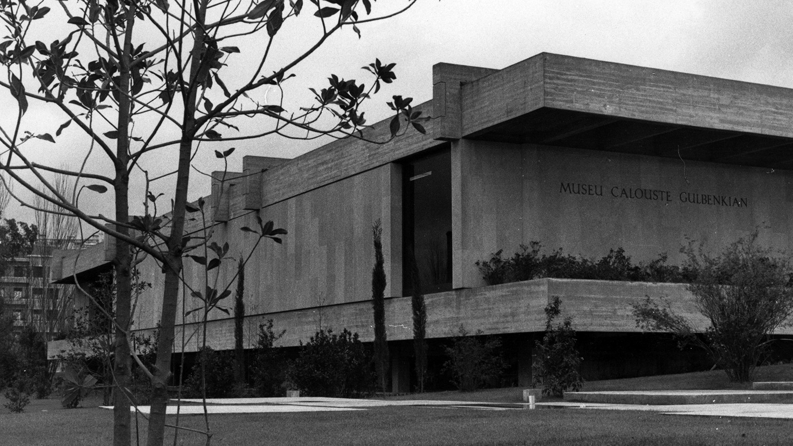 Vista exterior do Museu Calouste Gulbenkian, c. 1970. Fotografia: Mário de Oliveira