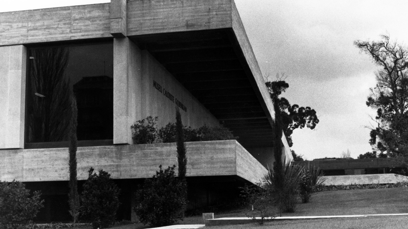 Vista exterior do Museu Calouste Gulbenkian, c. 1970. Fotografia: Mário de Oliveira
