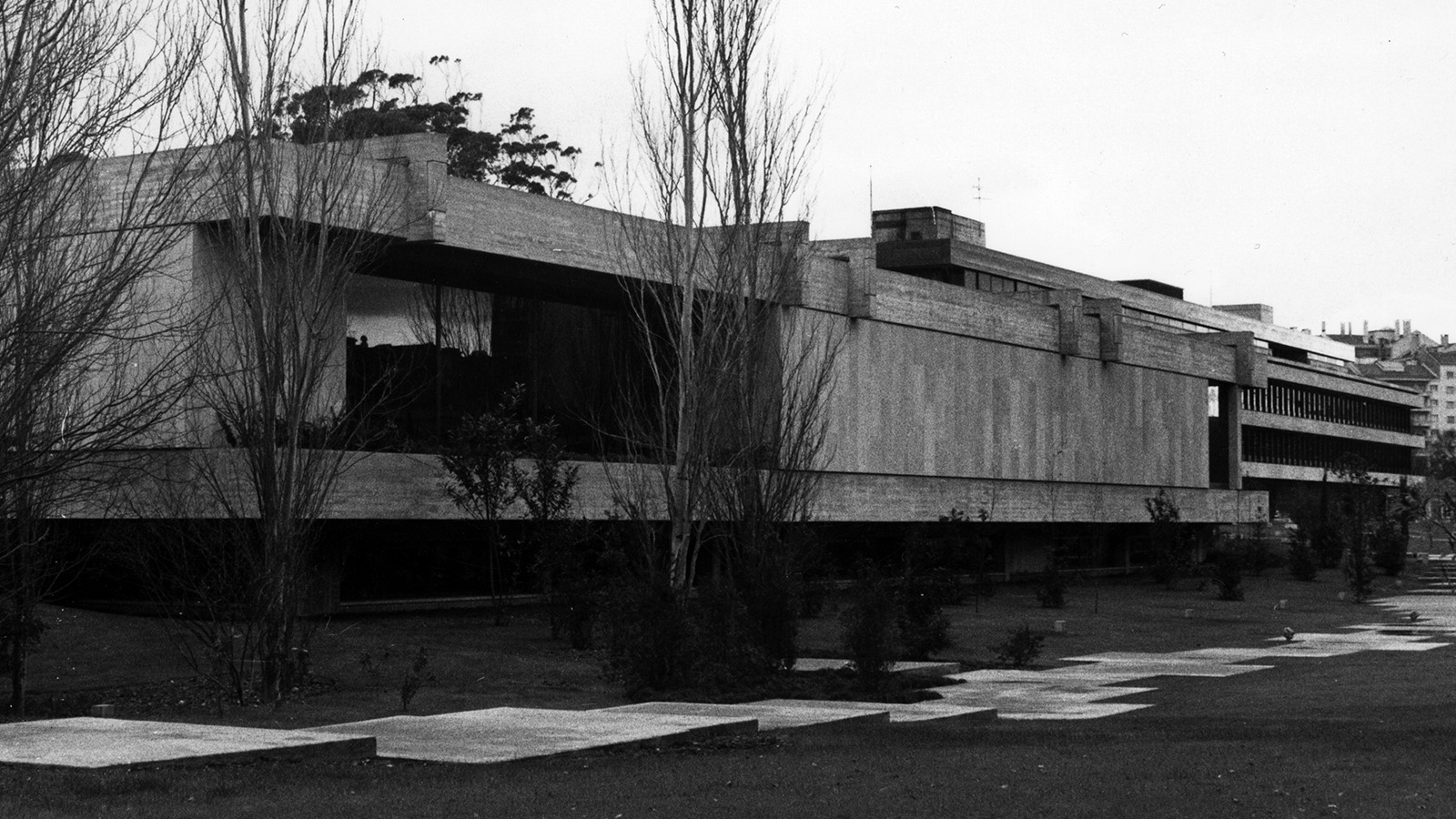 Vista exterior do Museu Calouste Gulbenkian, c. 1970. Fotografia: Mário de Oliveira
