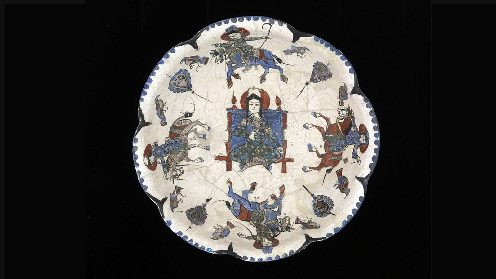 Taça com governante no trono e bênçãos escritas. Irão, final do século XII ou início do século XIII. Cerâmica siliciosa pintada no e sobre o vidrado e dourada (mina’i). Museu Calouste Gulbenkian
