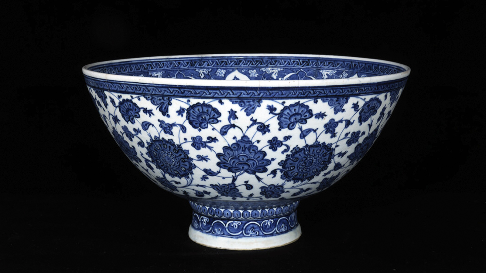 Taça com pé, com arabescos otomanos e flores de lótus chinesas, pintada pelo «Mestre dos Nós». Turquia, Iznik, período otomano, c. 1510. Cerâmica siliciosa pintada sob o vidrado. Museu Calouste Gulbenkian