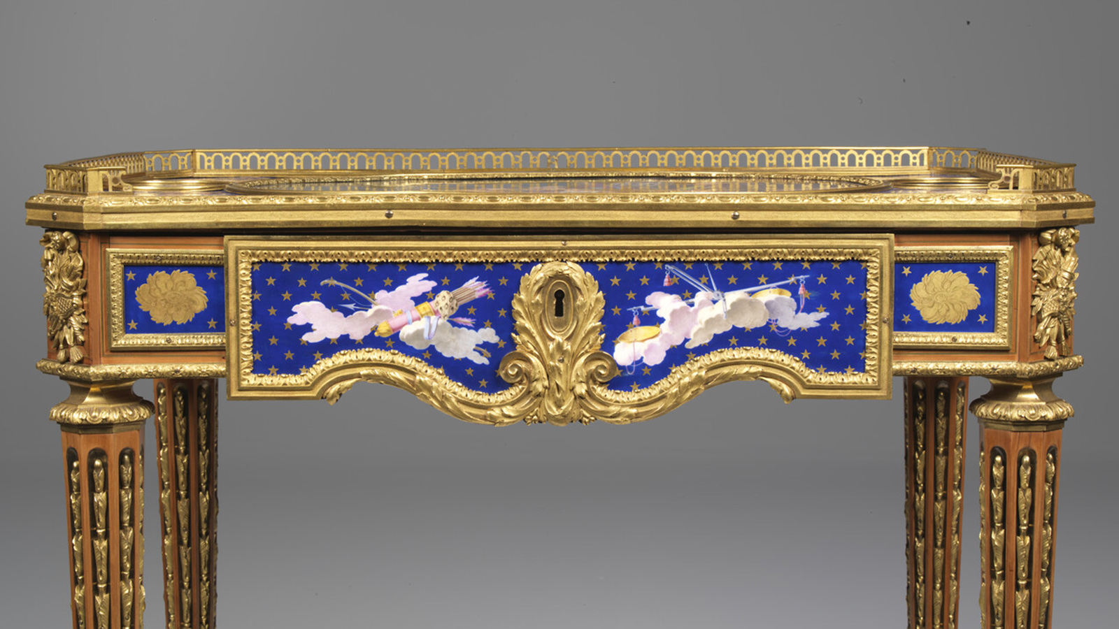 Martin Carlin e Charles-Nicolas Dodin, Mesa-secretária. Paris, c. 1772. Carvalho, madeiras exóticas, porcelana de Sèvres e bronze. Museu Calouste Gulbenkian