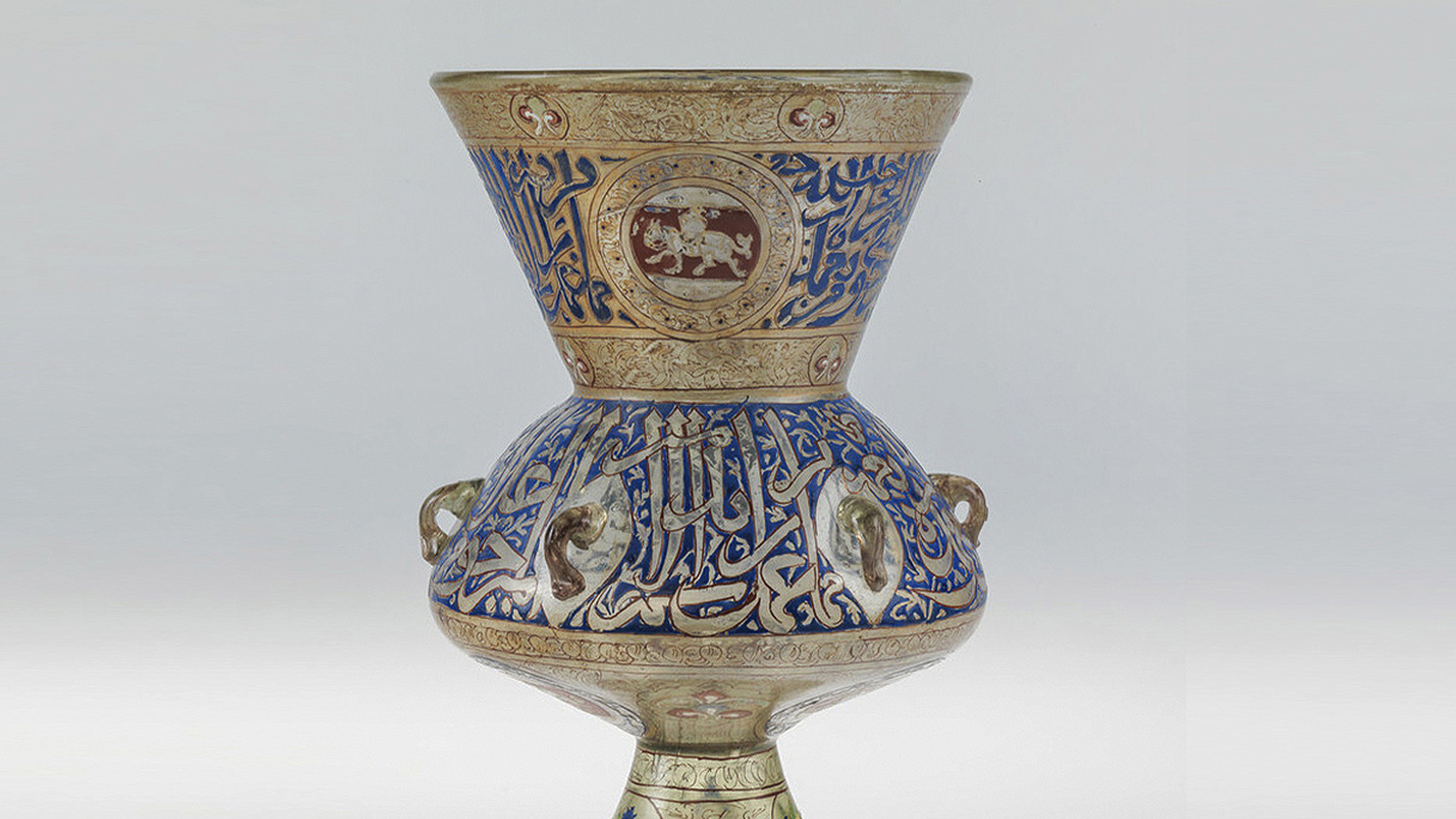 Lâmpada de mesquita feita para Amir ‘Ali ibn Baktamur. Egito (ou Síria), período mameluco, século XIV (após 1321). Vidro esmaltado e dourado. Museu Calouste Gulbenkian
