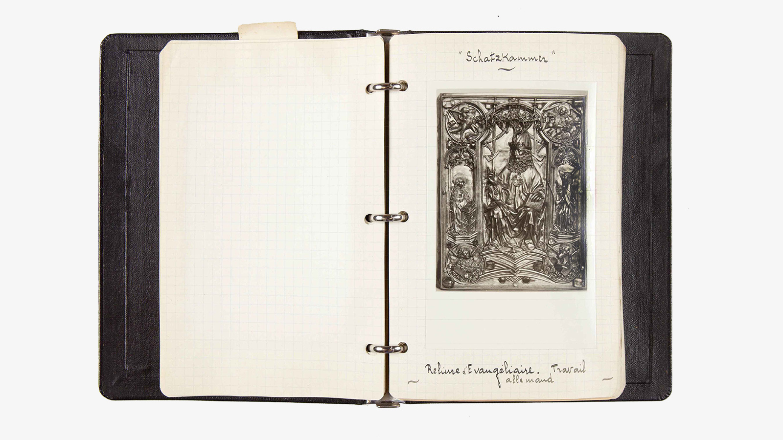 Página do diário de viagem de Calouste Gulbenkian com encadernação de um Evangeliário da coleção do Kaiserliche Schatzkammer. Diário de viagem de Calouste Gulbenkian, 1933. Arquivos Gulbenkian.