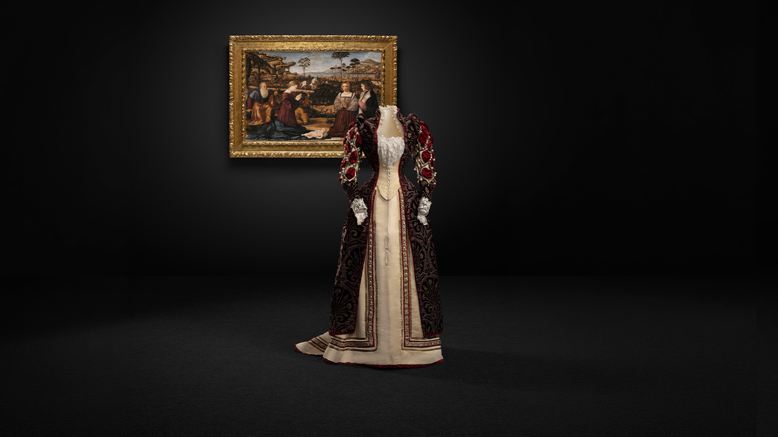 Vittore Carpaccio Sagrada Família e Doadores Veneza, 1505 Tempera e óleo(?) sobre madeira Museu Calouste Gulbenkian, inv. 208 Worth Vestido Paris, c. 1893 Fibra de algodão, barbas de baleia, seda, metal e celulose Museo del Traje, Madrid. CE098418 e CE098419 Fundação Calouste Gulbenkian. Foto: © Jon Cazenave