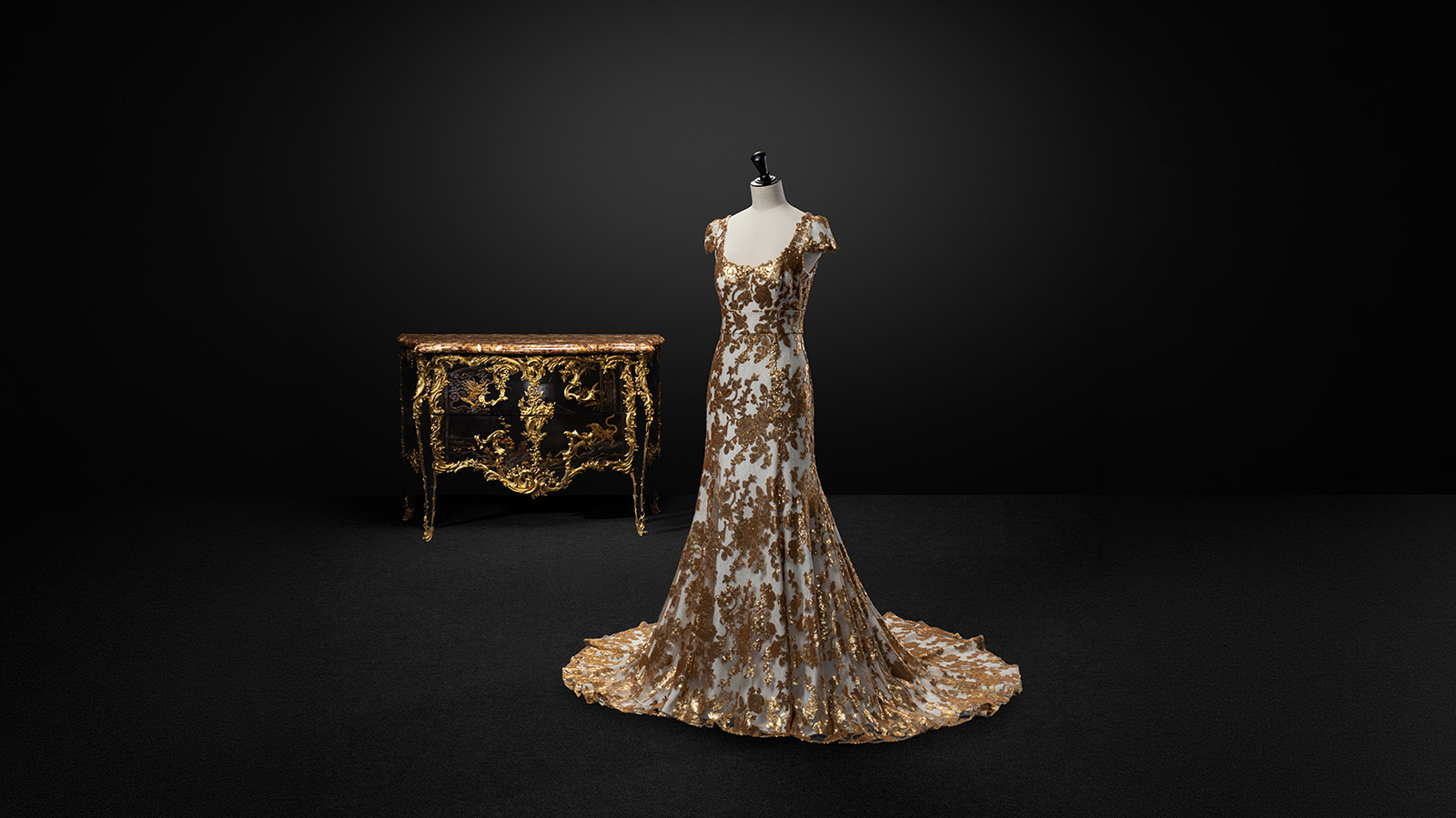 Jean Deforges Cómoda Paris, c. 1750-1755 Carvalho e ébano, laca japonesa; bronze e mármore Museu Calouste Gulbenkian, inv. 284 Nuno Baltazar Vestido Portugal, 2016 Tule e malha de fibra artificial e lantejoulas MMP, EPE/Museu Nacional do Traje, Lisboa. 38787 Fundação Calouste Gulbenkian. Foto: © Jon Cazenave
