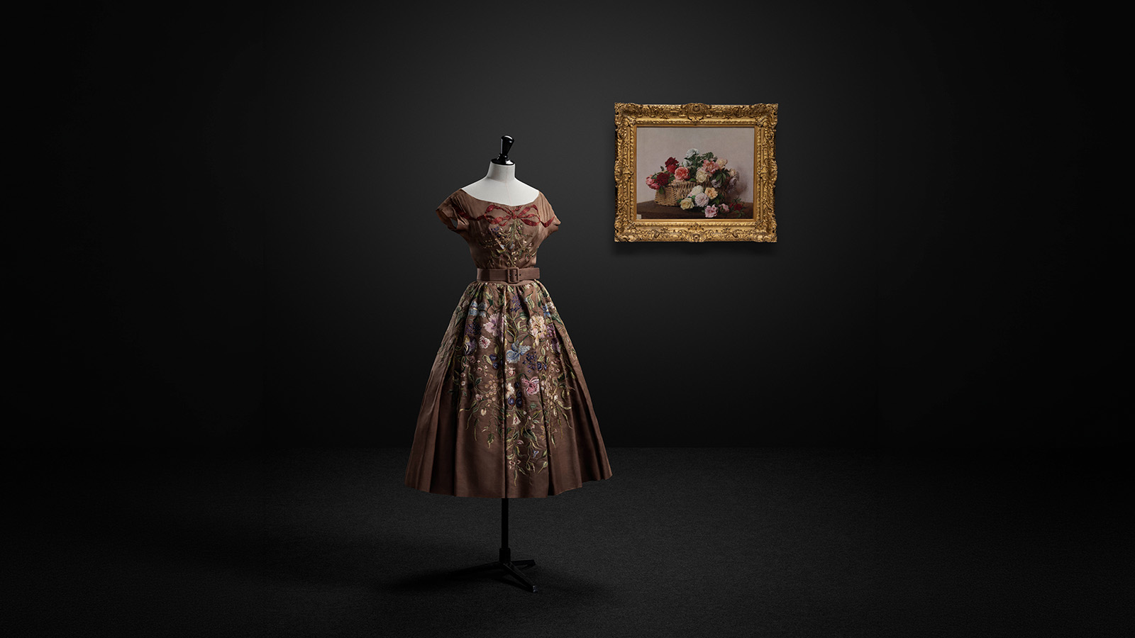 Hubert de Givenchy Vestido de cocktail Haute couture outono/inverno 1954 Seda shantung, seda argelina, tafetá, organza e pele GIVENCHY Henri Fantin-Latour Cesto com Rosas França, 1885 Óleo sobre tela Museu Calouste Gulbenkian, inv. 69 Fundação Calouste Gulbenkian. Foto: © Jon Cazenave
