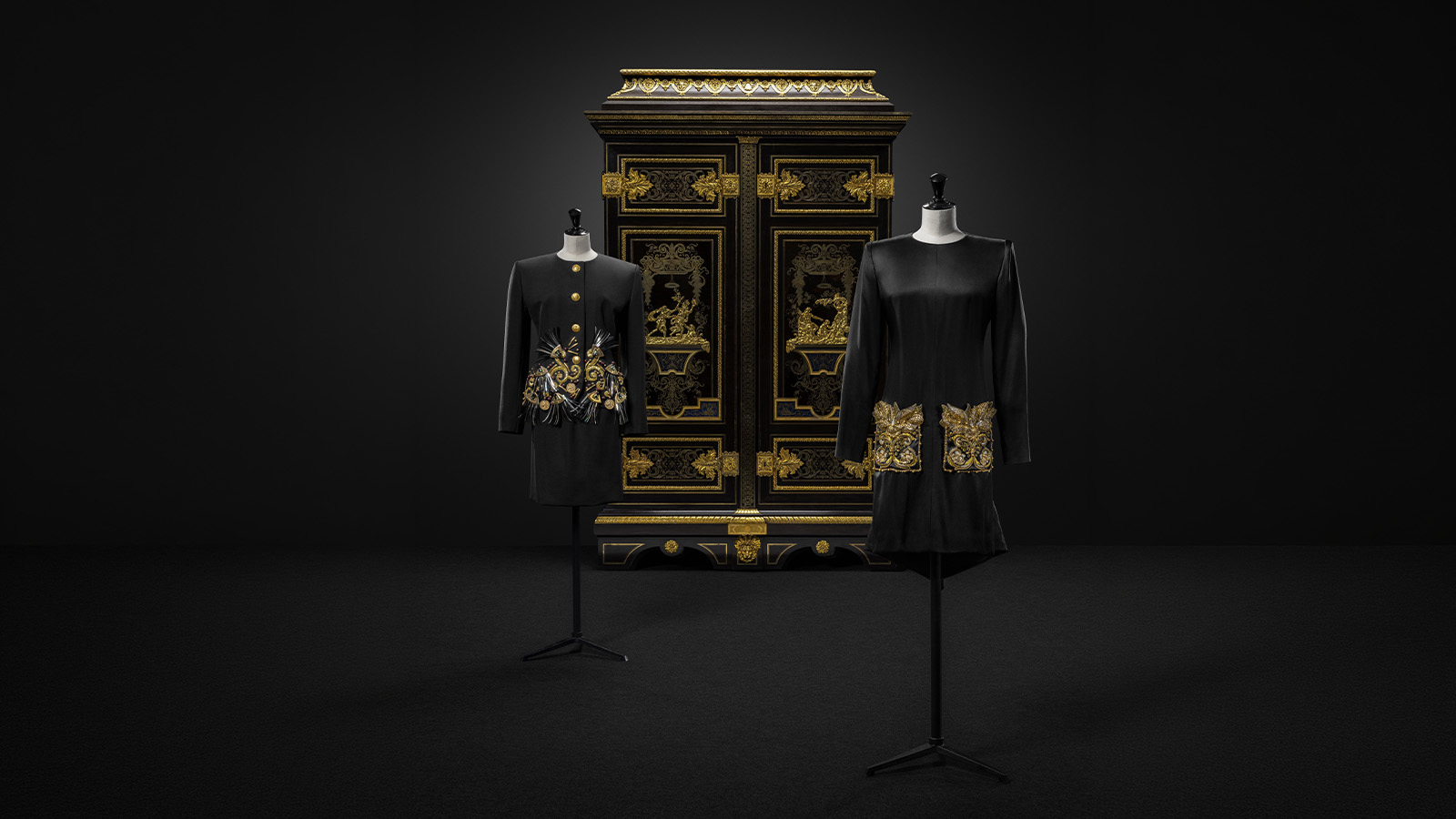 André-Charles Boulle (atribuído) Armário Paris, c. 1700 Carvalho e madeiras exóticas, tartaruga, bronze, estanho e latão Museu Calouste Gulbenkian, inv. 324A Hubert de Givenchy Vestido de cocktail Haute couture outono/inverno 1990 Cetim, ouro, metal dourado, pérolas, malha dourada e madrepérola GIVENCHY Hubert de Givenchy Coordenado feminino com casaco e saia Haute couture outono/inverno 1990 Lã, laminette dourado, metal e pasta de vidro GIVENCHY Fundação Calouste Gulbenkian. Foto: © Jon Cazenave