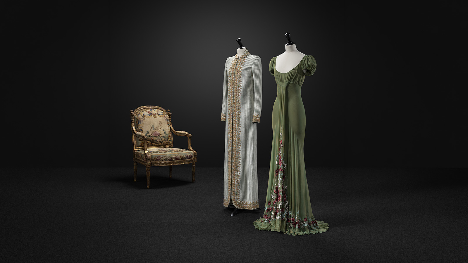 Jean-Baptiste Claude Sené Cadeira de braços Paris, c. 1780-1785 Faia, folha de ouro e tapeçaria de Beauvais Museu Calouste Gulbenkian, inv. 2326B John Galliano para GIVENCHY Coordenado feminino com vestido e casaco Haute couture outono/inverno 1996 Chiffon de seda e malha otomana GIVENCHY Fundação Calouste Gulbenkian. Foto: © Jon Cazenave