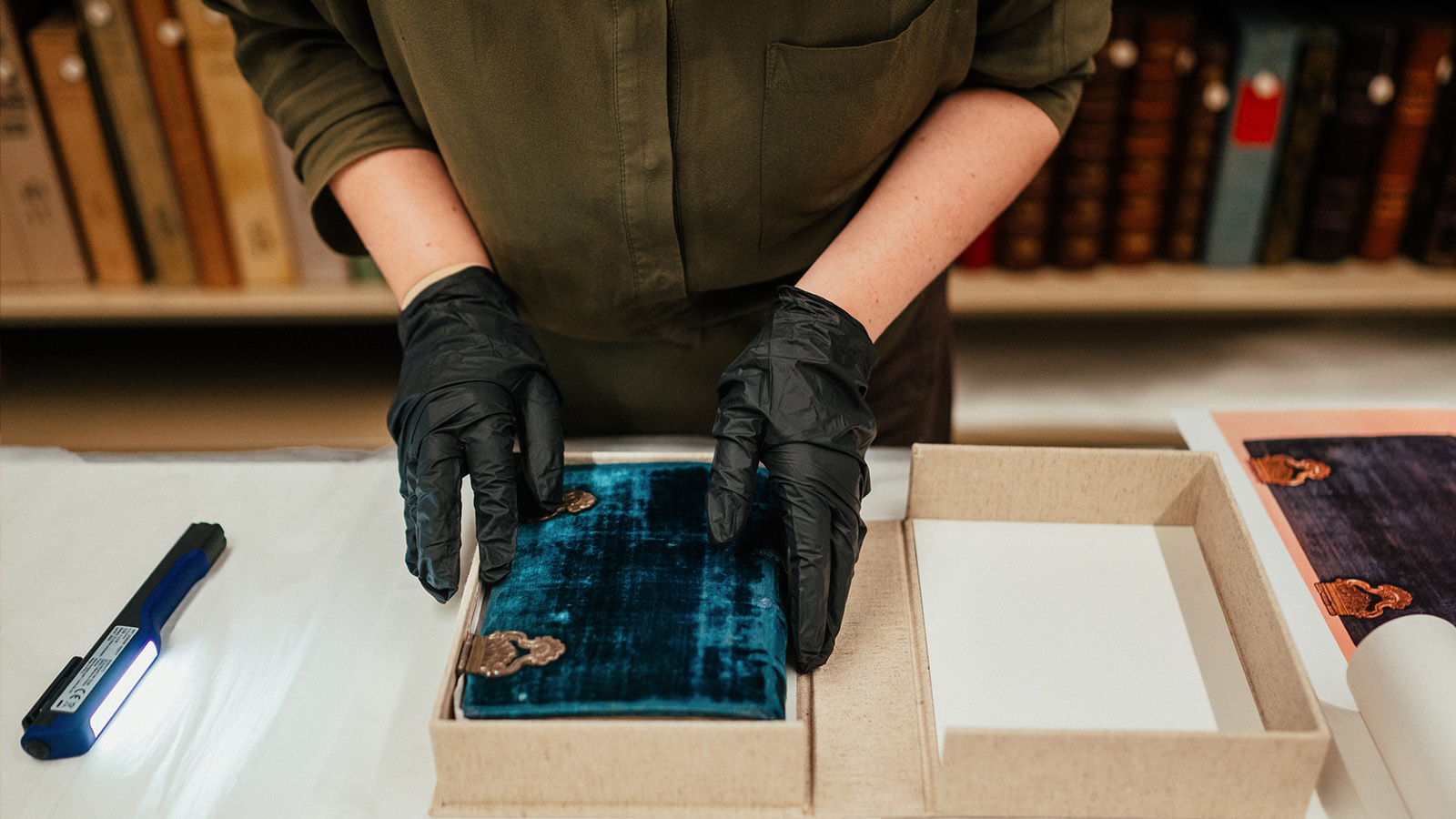 Conservadora Ana Maria Campino durante o processo de verificação do estado de conservação de um manuscrito iluminado europeu.