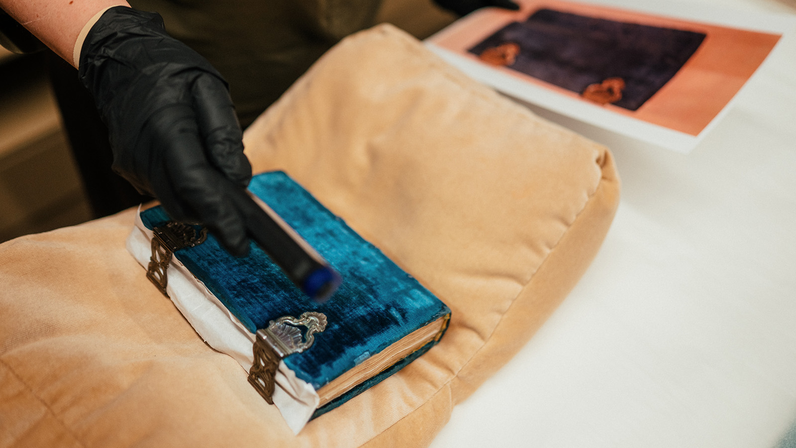 Conservadora Ana Maria Campino durante o processo de verificação do estado de conservação de um manuscrito iluminado europeu.