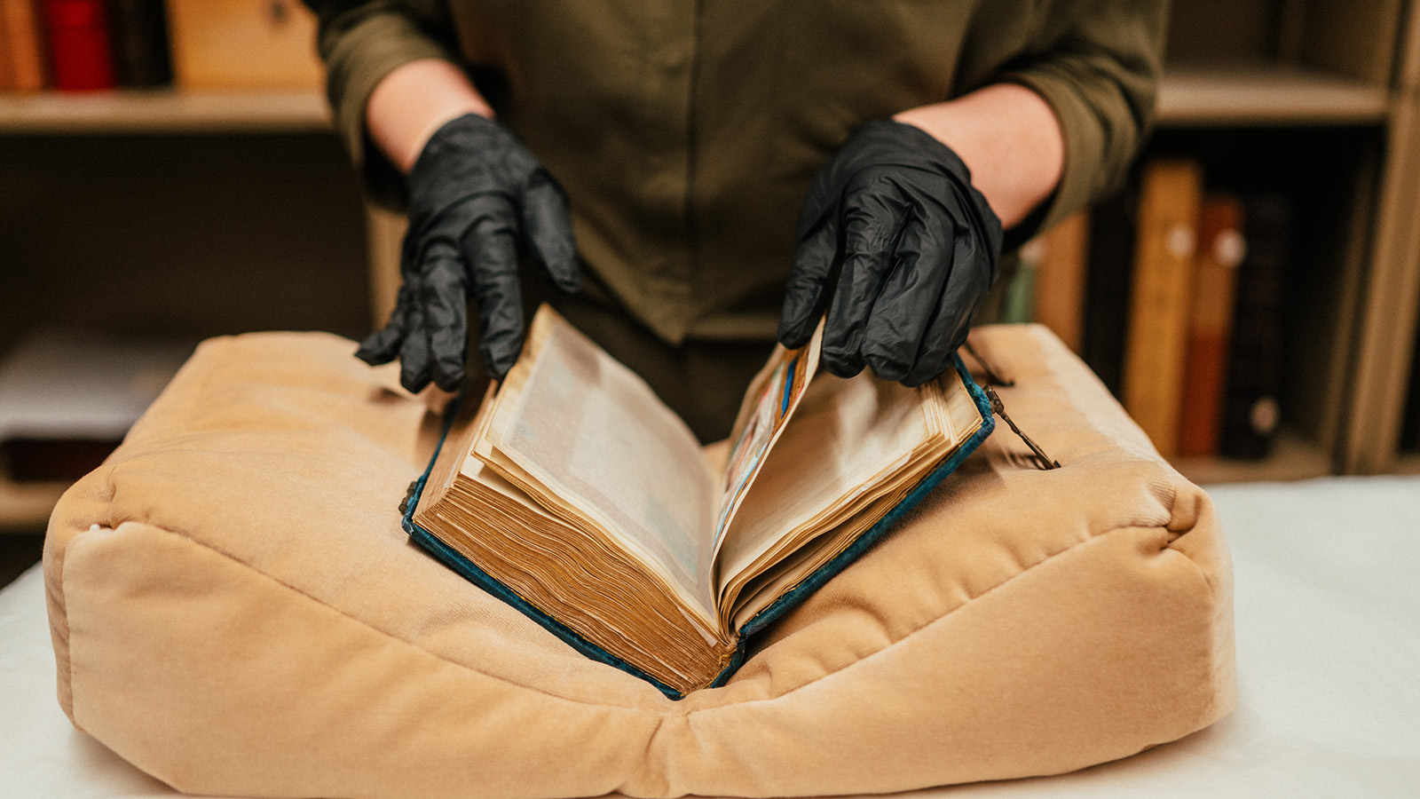 Conservadora Ana Maria Campino durante o processo de verificação do estado de conservação de um manuscrito iluminado europeu.