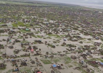 Vista aérea de casas submersas após a passagem do ciclone tropical Idai na cidade de Beira, em Moçambique