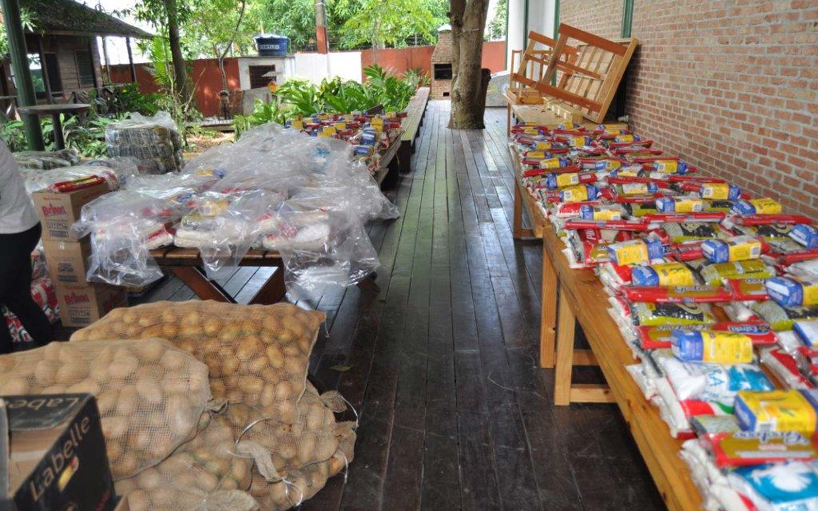 Produtos recolhidos para os cabazes alimentares da campanha © SOS Amazonia