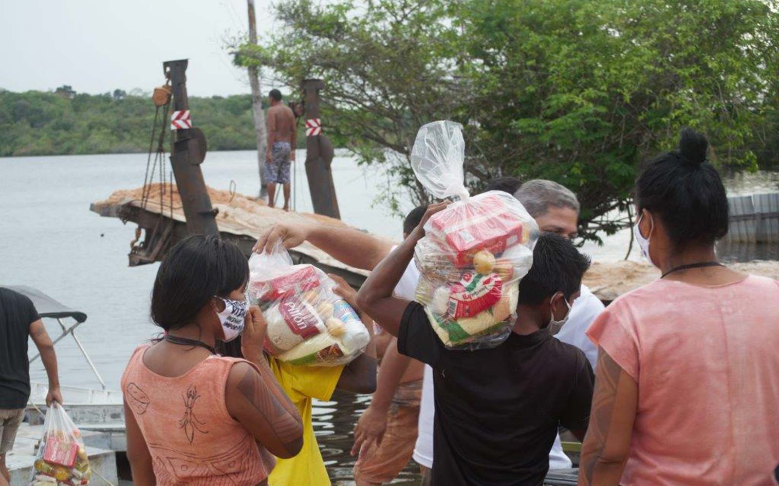Comunidade Inhambé e Gavião a receber os cabazes © SOS Amazonia