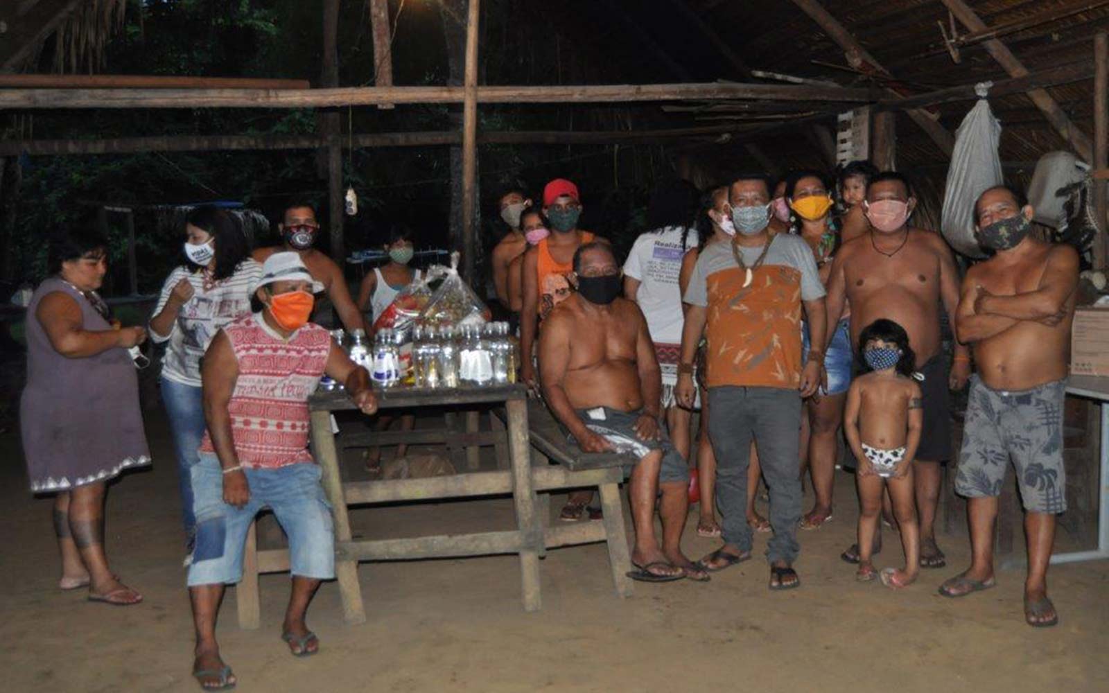 Comunidade Sahu-epé junto dos cabazes recebidos © SOS Amazonia