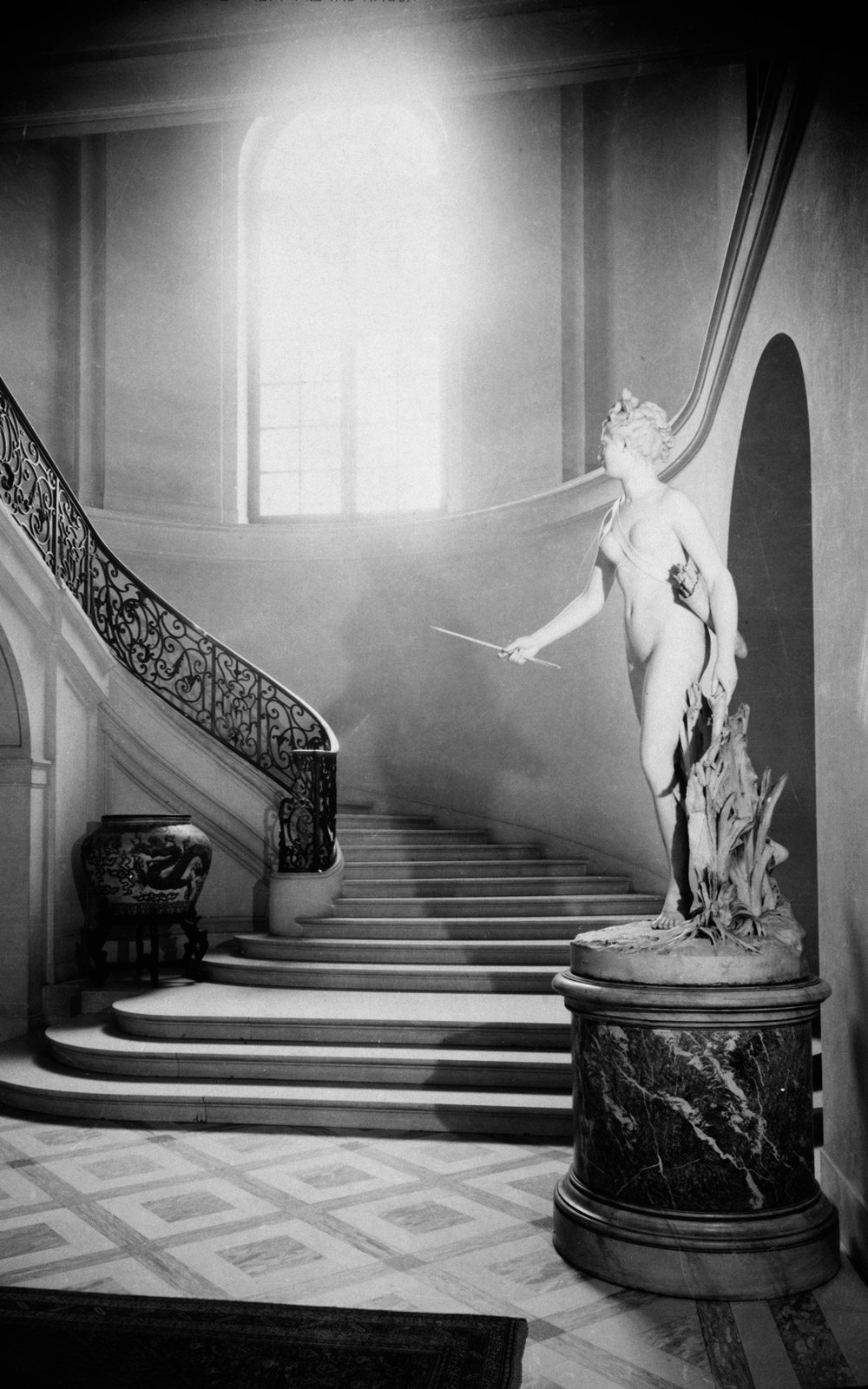 Hall e escada da moradia no n.º 51 da Avenue d’Iéna, Paris [Estátua de Diana, Jean-Antoine Houdon (1741-1828)]