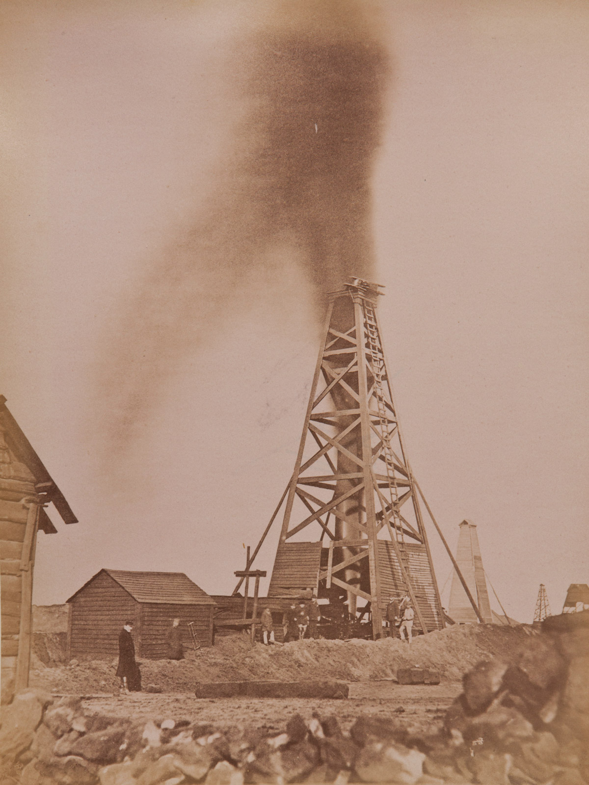 Fotografia de poço de petróleo em Baku, retirada de um álbum de fotografias de Calouste Sarkis Gulbenkian.