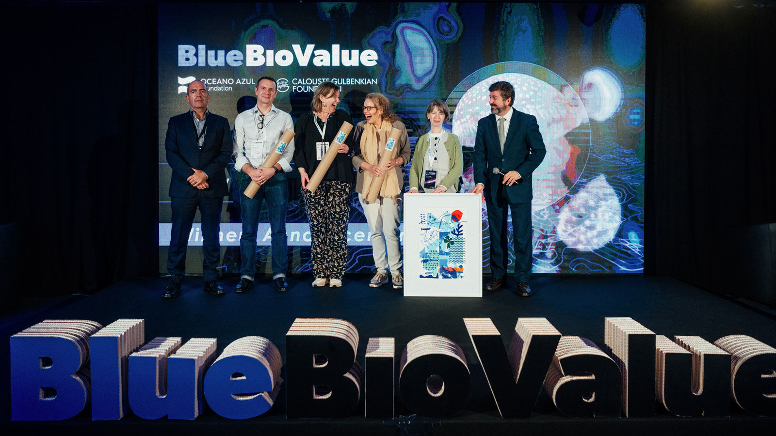 Fotografia de grupo dos vencedores do Blue Bio Value – Acceleration com a diretora do Programa Sustentabilidade da Fundação Calouste Gulbenkian e o diretor da Fundação Oceano Azul.