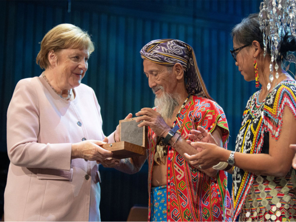 Ketua Juri Angela Merkel, memberikan penghargaan Gulbenkian Prize for Humanity ke-4 dari Yayasan Calouste Gulbenkian kepada Bandi alias Apay Janggut di Lisabon, Portugal
