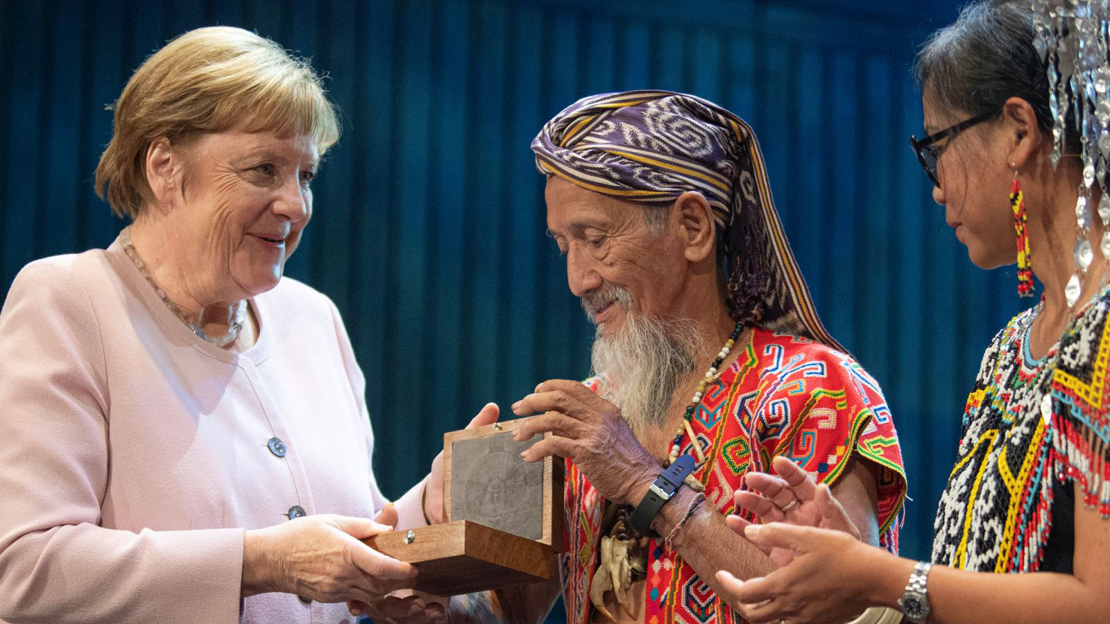 Ketua Juri Angela Merkel, memberikan penghargaan Gulbenkian Prize for Humanity ke-4 dari Yayasan Calouste Gulbenkian kepada Bandi alias Apay Janggut di Lisabon, Portugal