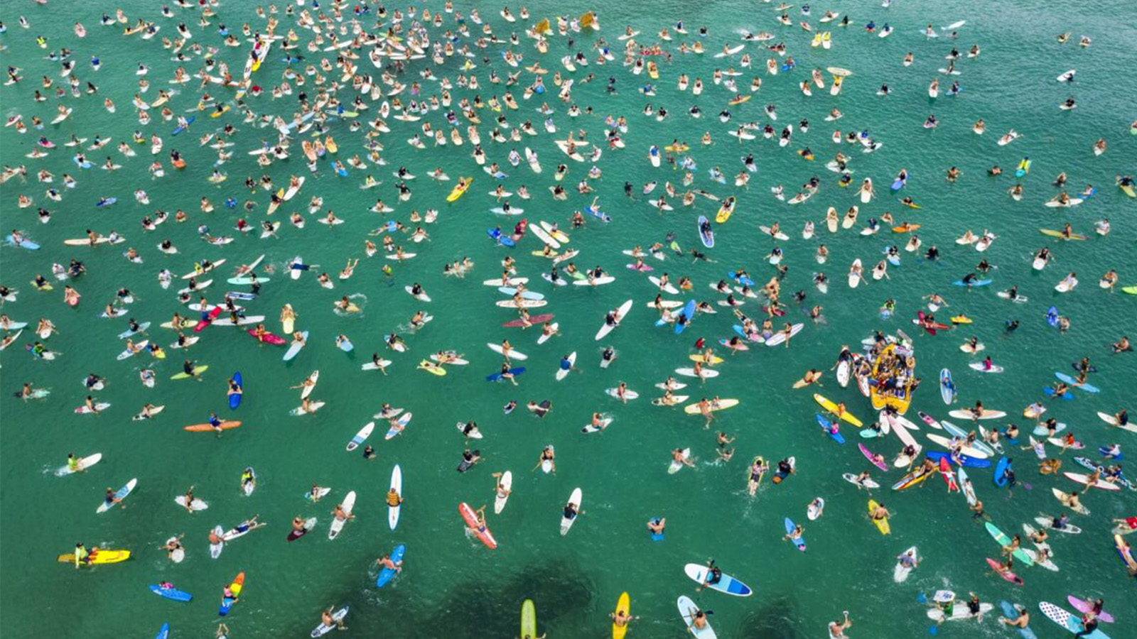 Uma vista aérea de um protesto pacífico em massa de surfistas