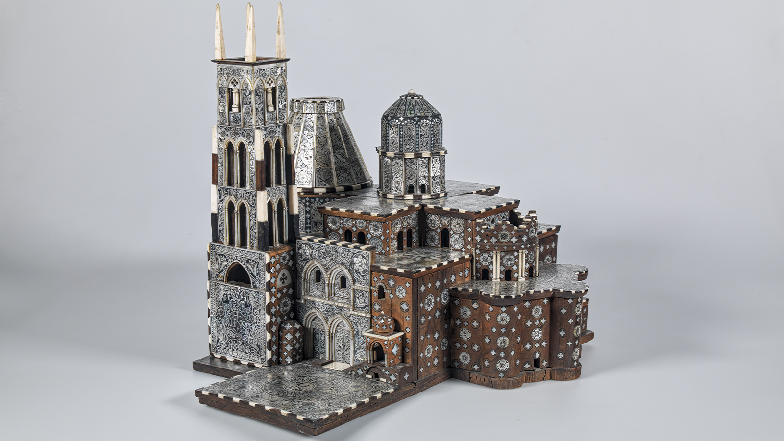 Modelo da Basílica do Santo Sepulcro [pormenor]. Jerusalém. Madeira, madre pérola. Coleção George M. Al Ama, Bethlehem.