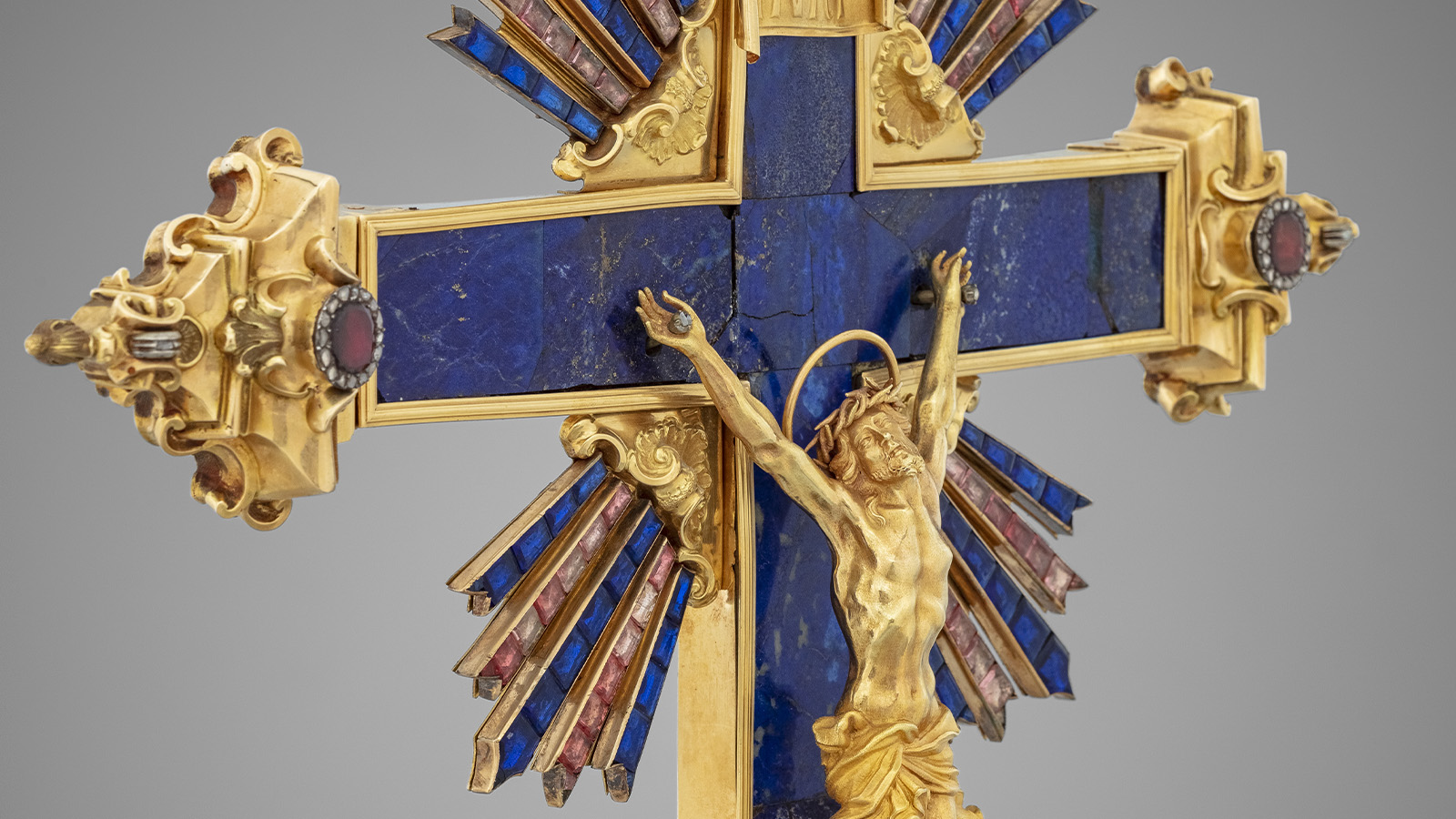 Crucifixo [pormenor]. Nápoles, Itália, 1756. Ouro, lápis-lazúli e pedras preciosas. Custódia da Terra Santa, Jerusalém.