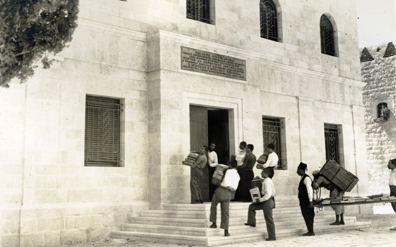 Transporting books into the Gulbenkian Library of the Armenian Patriarchate of Jerusalem, inaugurated in 1932. Gulbenkian Archives, F04-02692. Photo: © Aram Hashadoor, Arquivos Gulbenkian