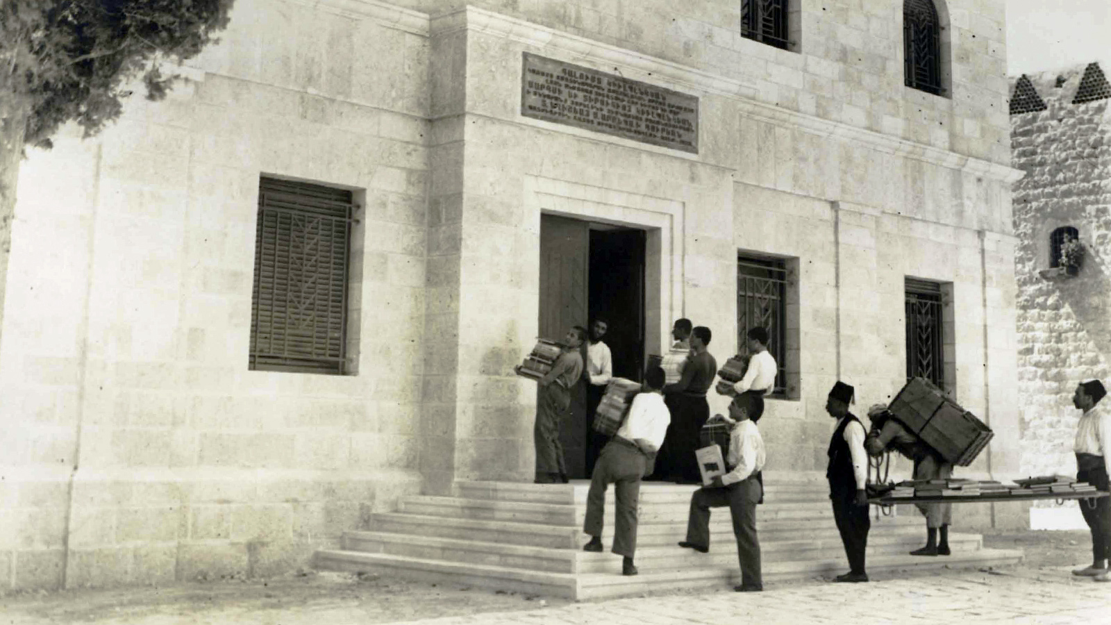 Transporting books into the Gulbenkian Library. Aram Hashadoor, Jerusalem, undated. Gulbenkian Archives F04-02692.