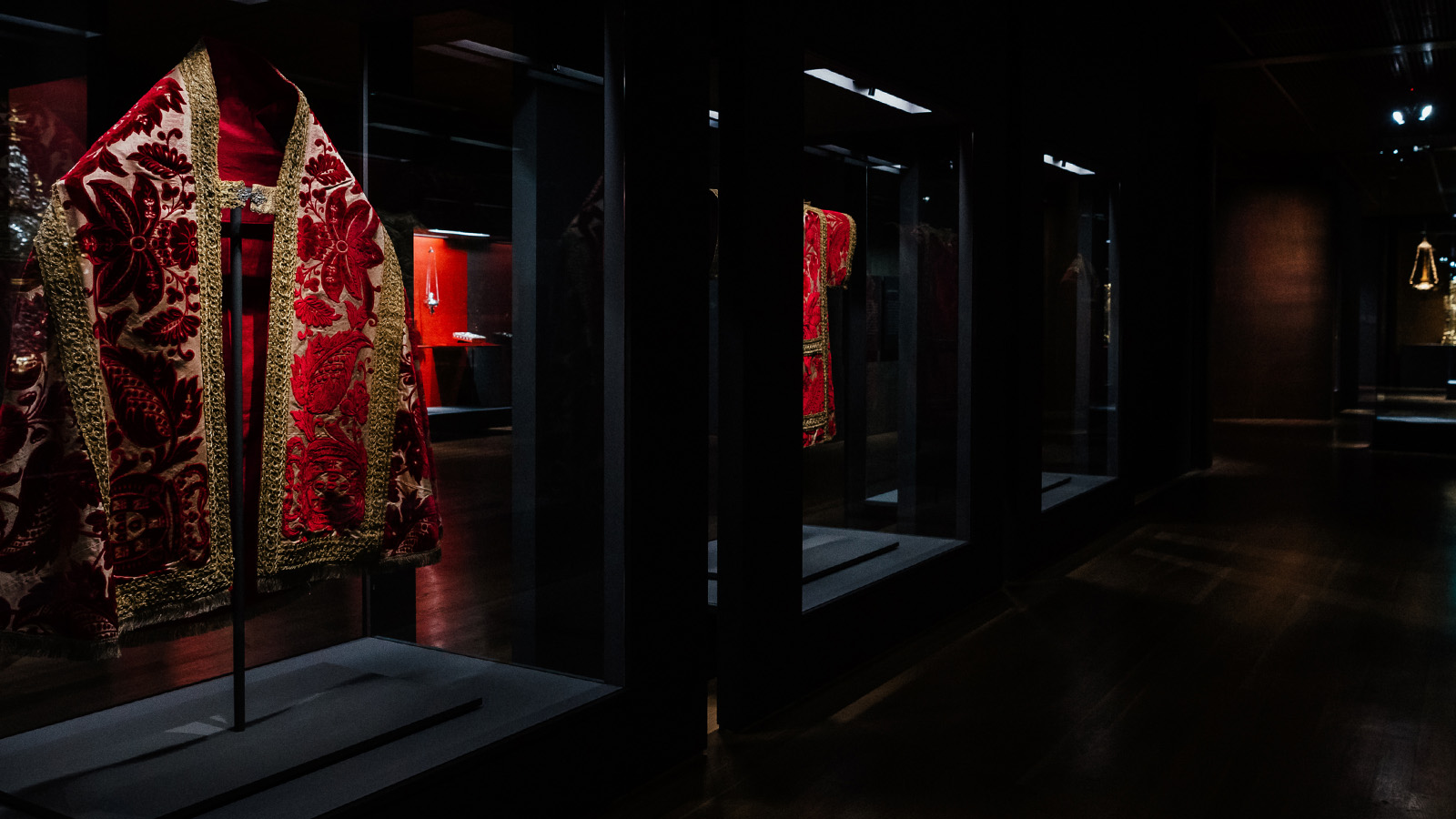 Chasule, dalmatic and cope. Lisbon, 1728–35. Crimson ciselé velvet, white silk and silver lamé (Genovese production); gold filé. Terra Sancta Museum, Jerusalem, inv. CTS-OA-20518a; CTS-OA-20518c; CTS-OA-20518b