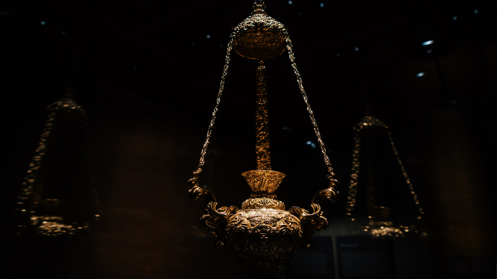Lâmpada de igreja. Lisboa, c. 1740-1750. Ouro. Terra Sancta Museum, Jerusalém, inv. CTS-OA-25402