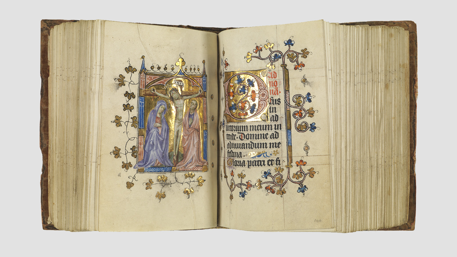 Fig. 1 – Livro de Horas de Margarida de Cleves. Pinturas do Mestre de Margarida de Cleves. Haia, c. 1395-1400. Manuscrito sobre pergaminho. Museu Calouste Gulbenkian. Na imagem: Cristo crucificado entre Maria e São João Evangelista, fol. 99v.