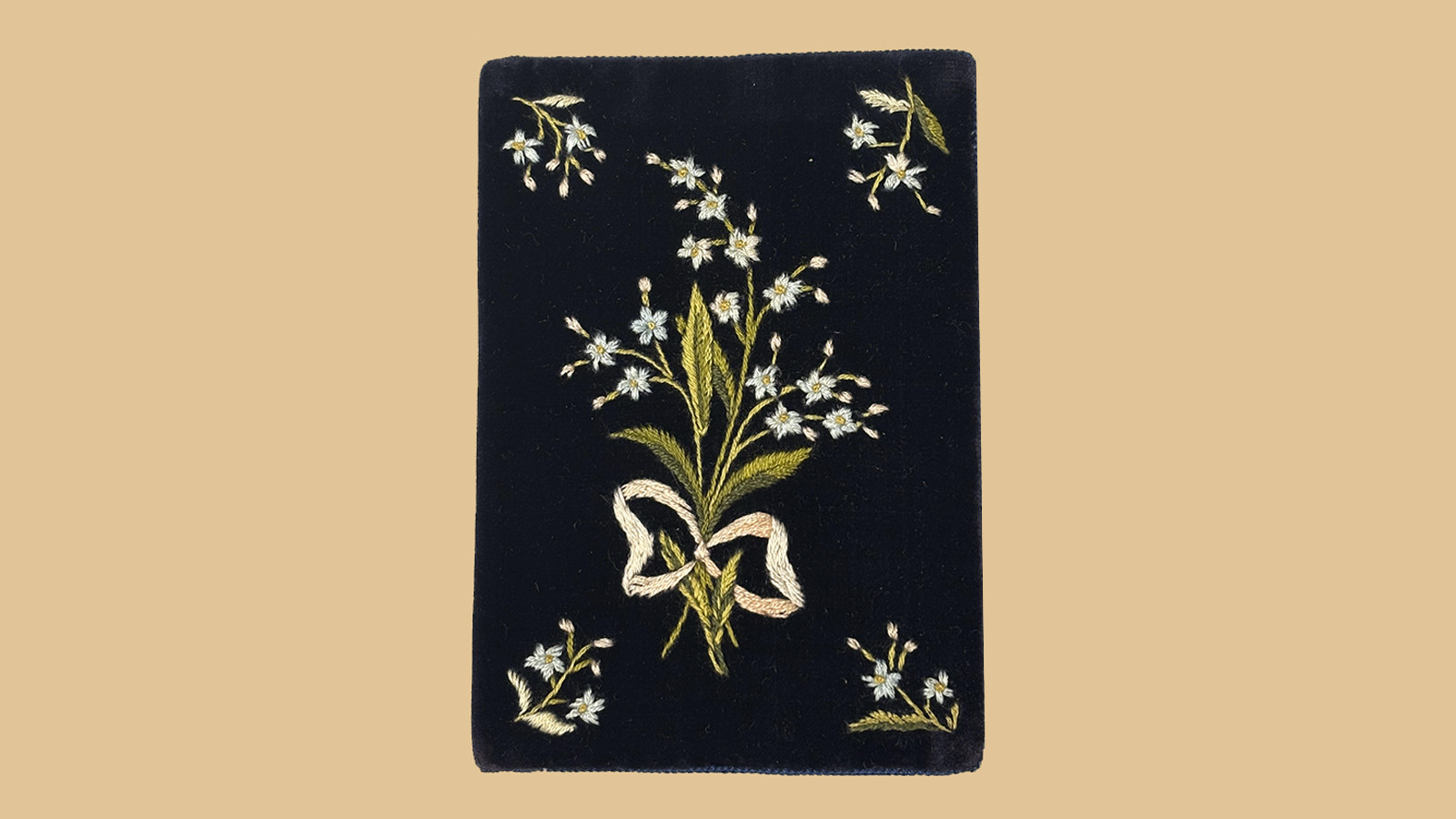 Photograph wallet, embroidered by Nevarte Essayan for Calouste Gulbenkian. Velvet and embroidered with thread. In addition to languages and other subjects less common for a young woman, Nevarte was educated in traditional activities, such as embroidery. Calouste Gulbenkian Museum.