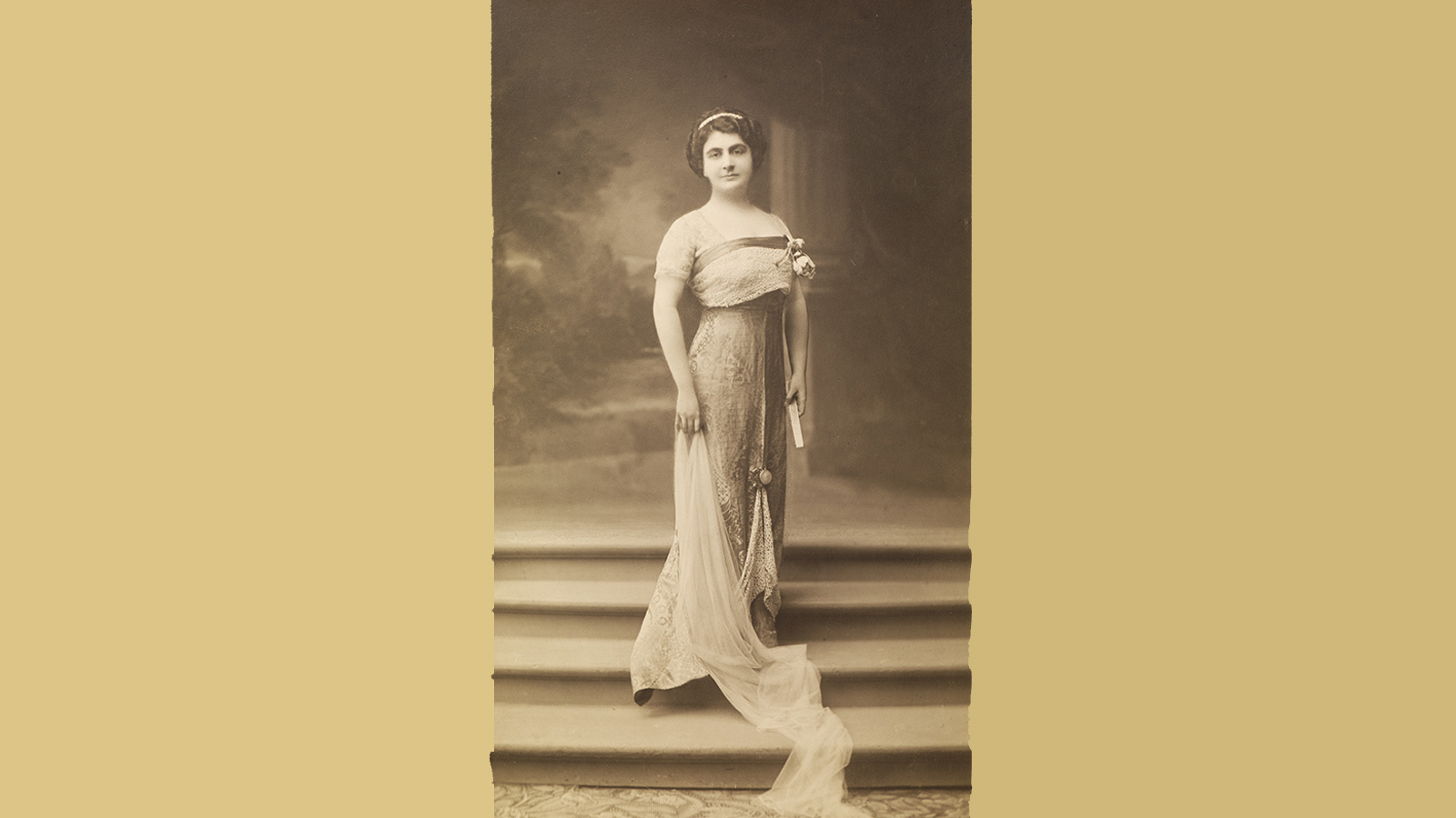 Nevarte Gulbenkian. Reproduction of a photograph. England or France, c. 1900. Her vibrant personality would contribute to a rapid rise in high society in London and Paris in the 1900s. Calouste Gulbenkian Museum.