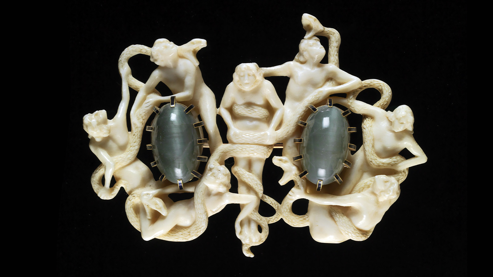 Broche «Mulheres e Serpentes» René Lalique, França, c. 1901. Marfim, crisoberilo («olho-de-gato»), ouro e esmalte. Admiradora da joalharia Art Nouveau e de René Lalique, utilizou, ocasionalmente, peças da coleção do marido. Museu Calouste Gulbenkian.