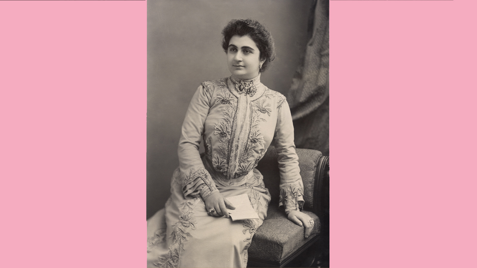 Nevarte Gulbenkian. Reproduction of a photograph. England, c. 1901. Nevarte, wearing the brooch «Women and Serpents», holds one of the hundreds of letters used in the curation of this exhibition. Gulbenkian Archives, Z-002515.