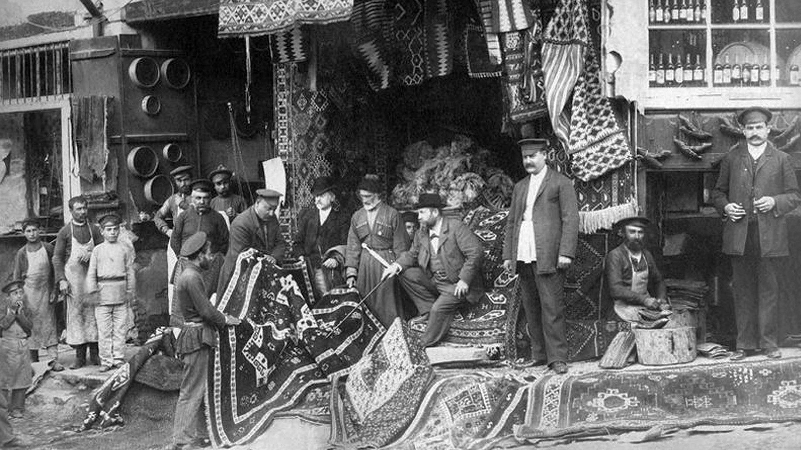 Comerciantes de tapetes, Tiblissi, c. 1900. Fotografia: Dmitri Yermakov.