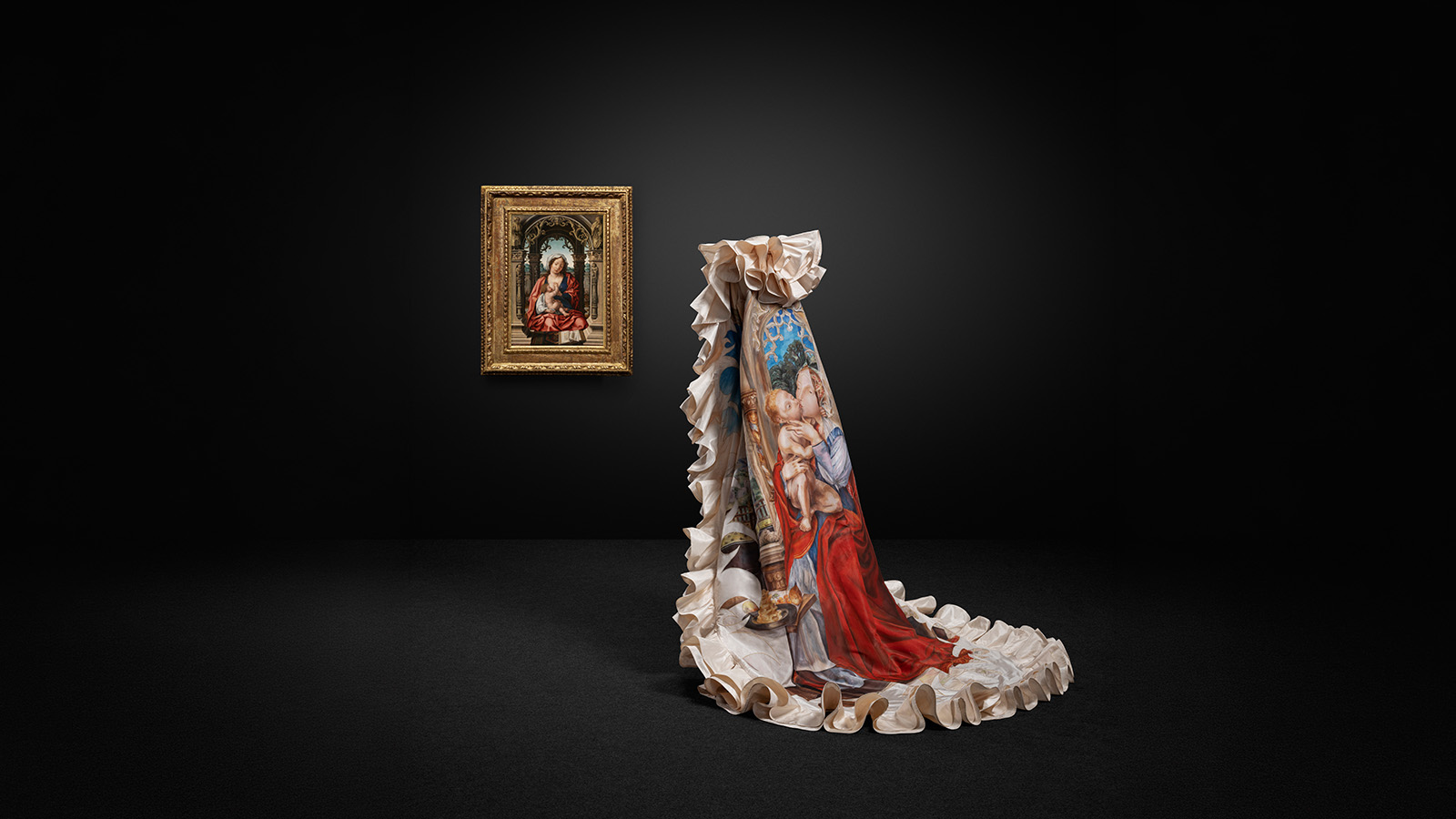 Círculo de Jan Gossaert, chamado Mabuse A Virgem e o Menino Flandres, c. 1508-1510 Óleo sobre madeira Museu Calouste Gulbenkian, inv. 275 Alexander McQueen para GIVENCHY Vestido e capa Haute couture primavera/verão 1997 Seda pintada à mão MUDE, Lisboa MUDE/Coleção Francisco Capelo/MUDE.M.0064 Fundação Calouste Gulbenkian. Foto: © Jon Cazenave